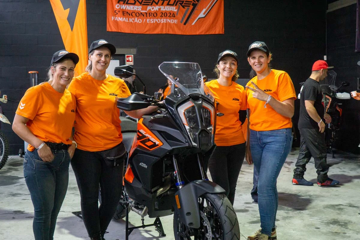 Participantes junto a uma KTM no encontro de 2024 nas instalações da JPM