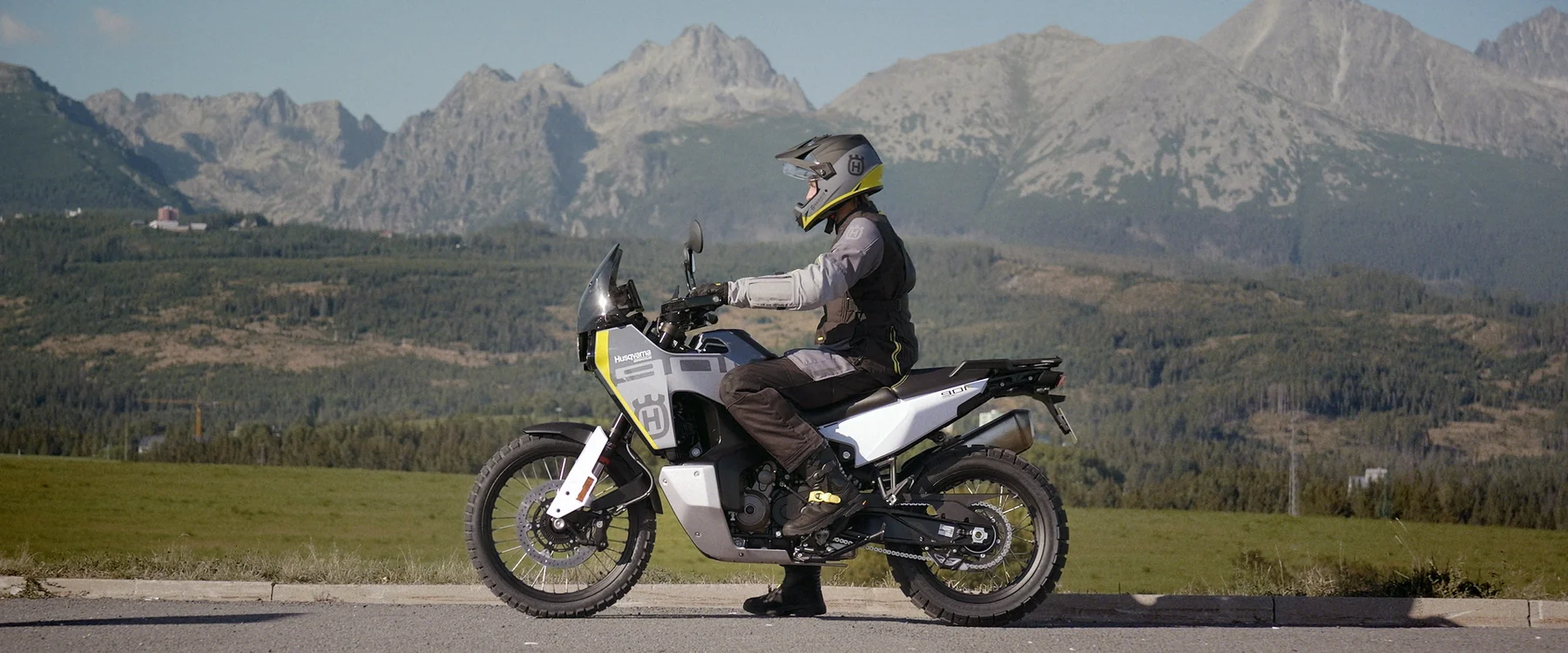 Husqvarna Norden 901 junto a uma paisagem de montanha