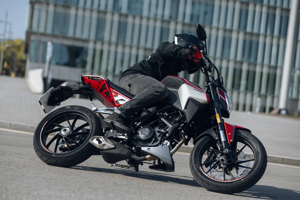 Kove NK 125R em curva na cidade