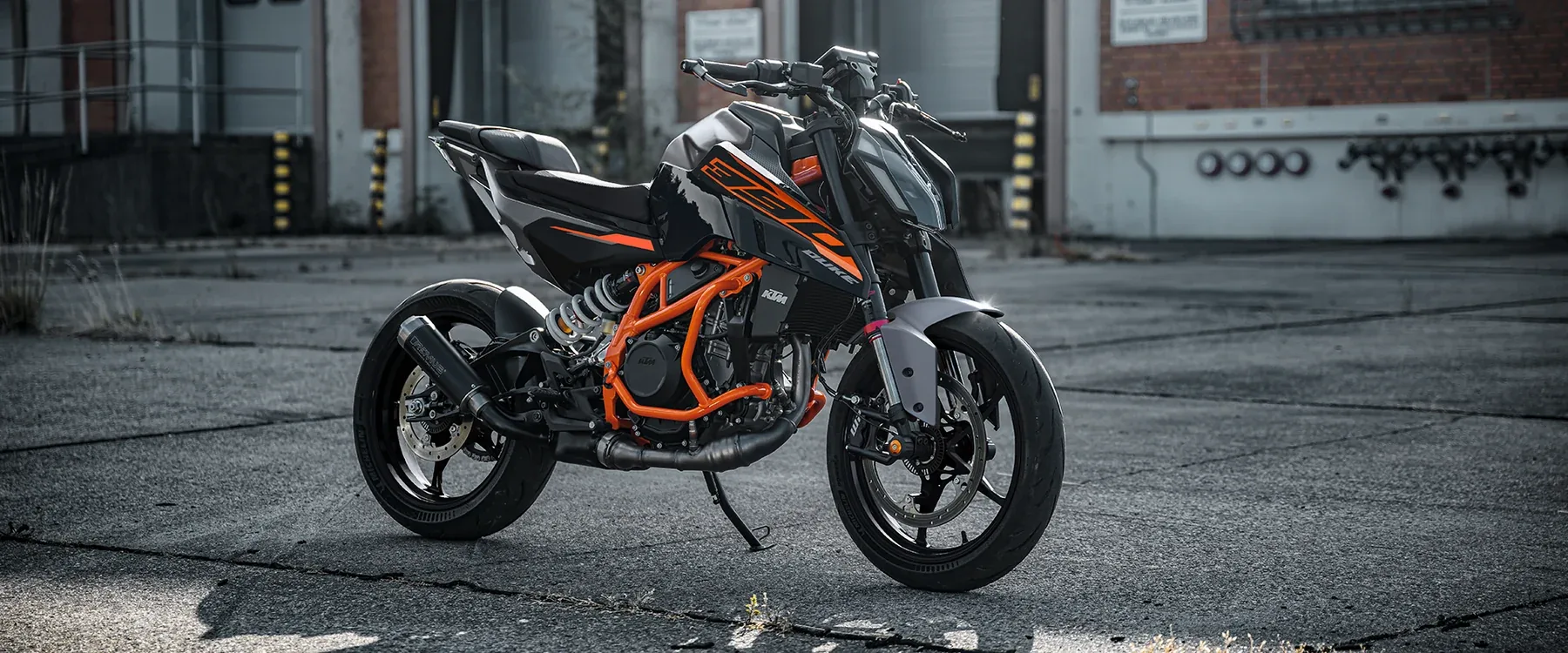 KTM 390 Duke num cenário urbano