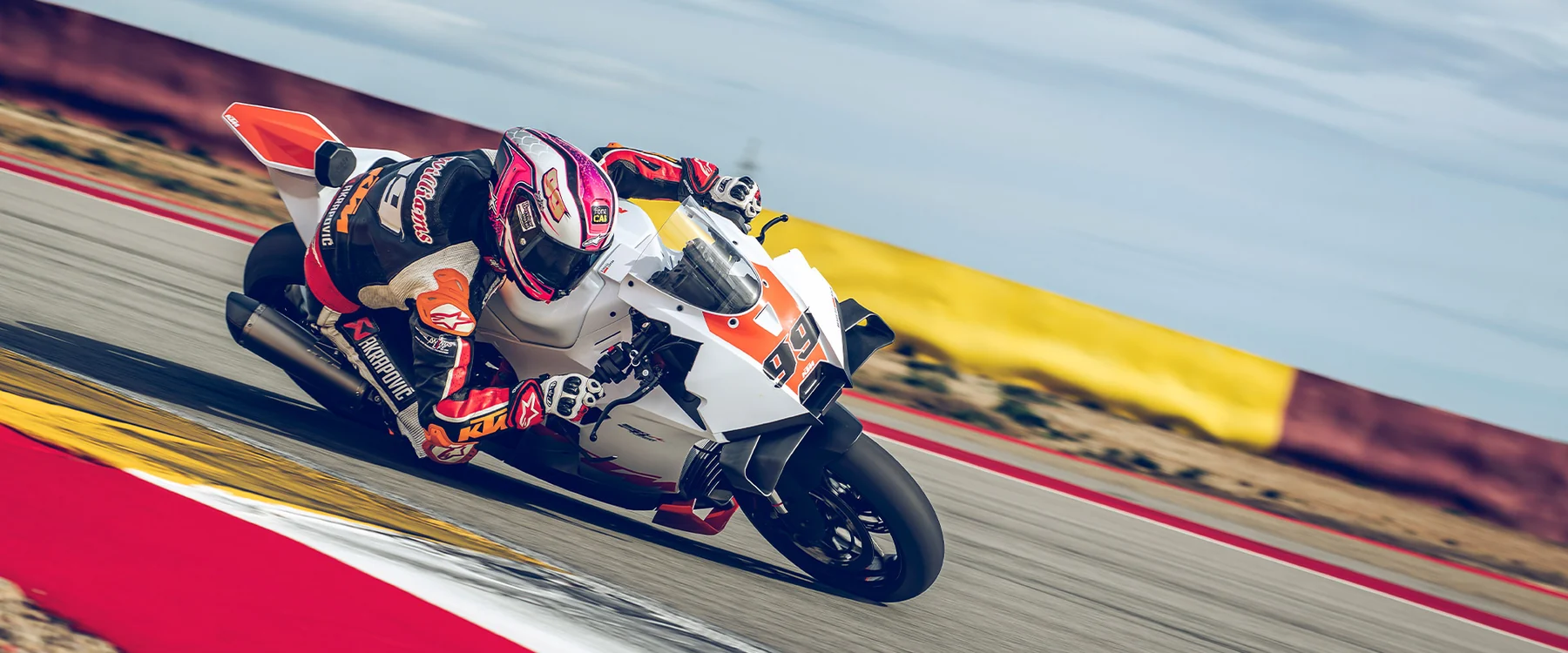 KTM 990 RC R Track — fotografia oficial em utilização